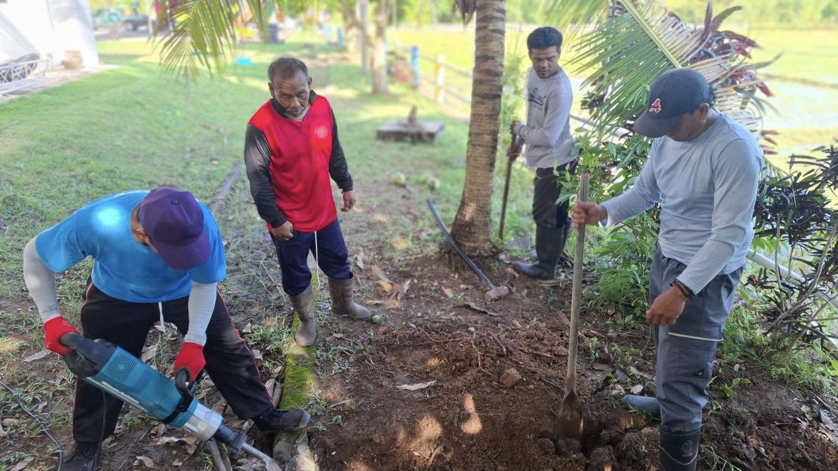 ทำความสะอาดเคลียพื้นที่ห้องยาม ฉีดล้างบริเวณโรงจอดรถ และปรับแต่งทางระบายน้ำ